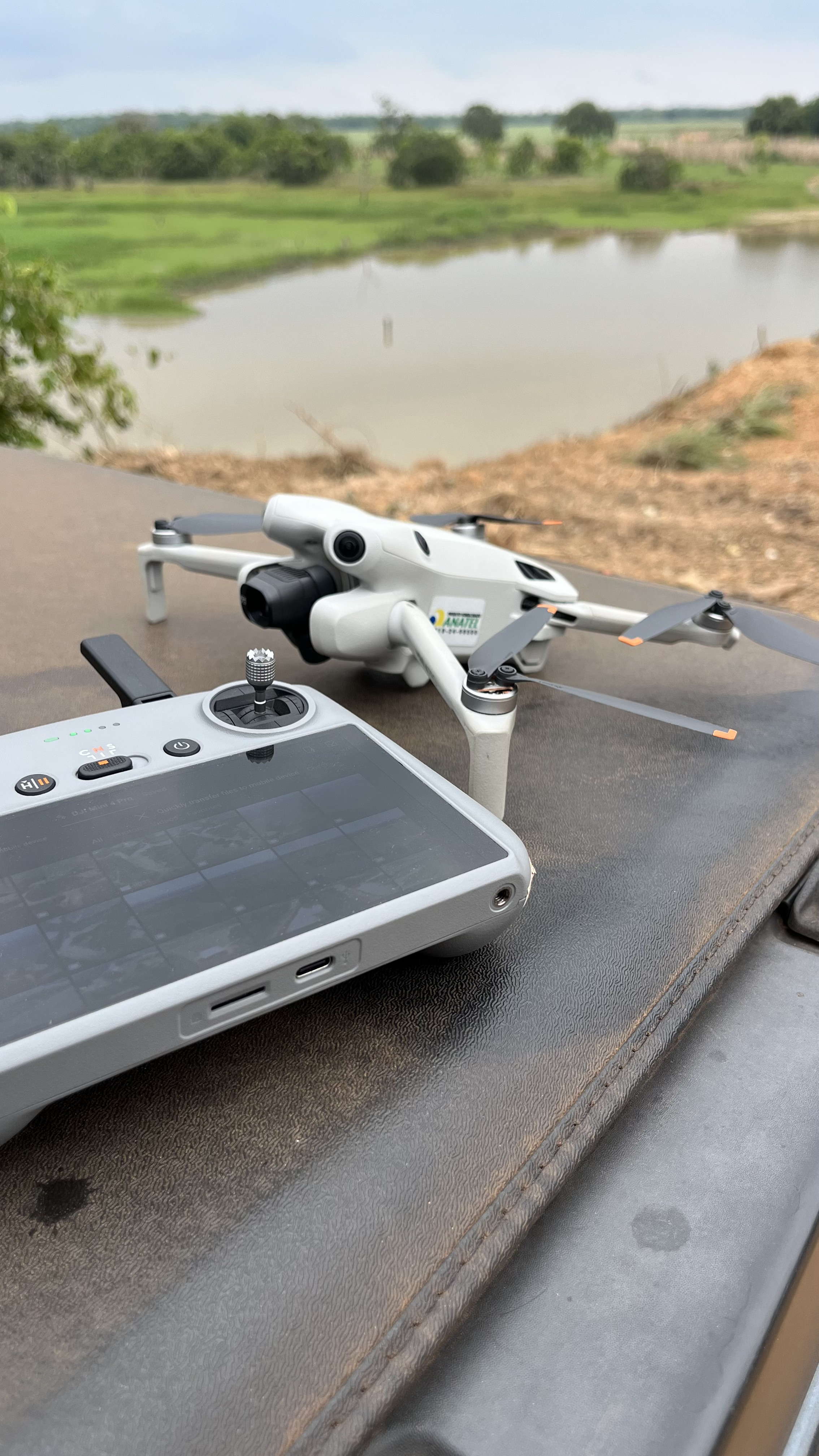 Drone e controle utilizados nos levantamentos da Schmitt